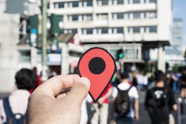 yoğun bir yaya cadde içinde kırmızı bir marker ile genç bir beyaz adamın elini closeup