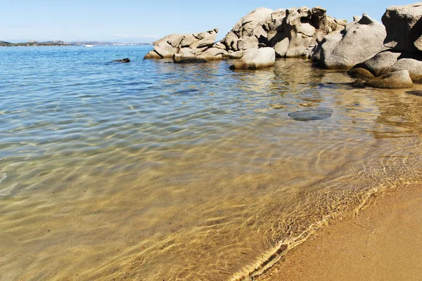 Widok Czystą Wodę Morza Śródziemnego Specyficzne Formacje Skalne Plaży Cala — Zdjęcie stockowe