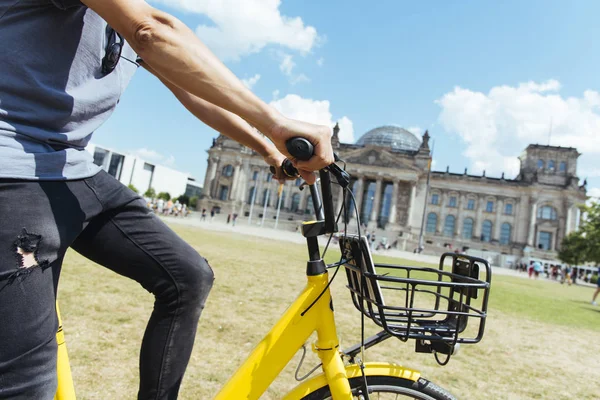 プラッツ 共和国広場 国会議事堂の建物をバックに ドイツのベルリンで 自転車に乗って若い白人男のクローズ アップ — ストック写真