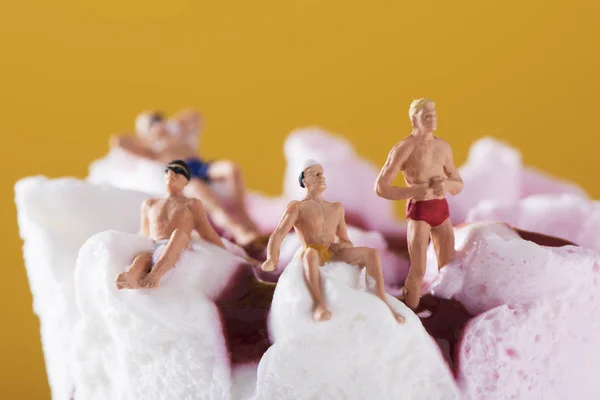 Closeup Some Miniature Men Wearing Swimsuit Relaxing Pre Filled Ice — Stock Photo, Image