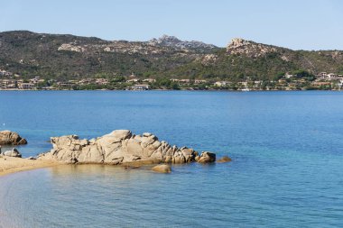 Cala Ginepro plajının manzarası, tuhaf kaya oluşumları, Sardunya, İtalya