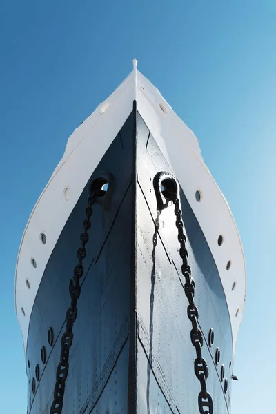 Vista Della Prua Una Nave Ormeggiata Dipinta Bianco Blu Navy — Foto Stock