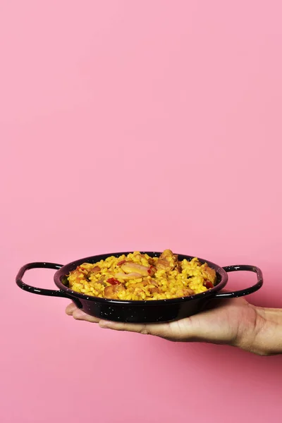 Närbild Ung Kaukasiska Man Innehar Typisk Spansk Paella Valenciana Typisk — Stockfoto