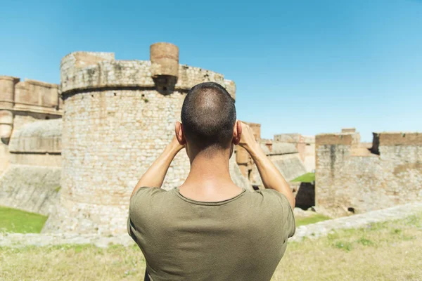 Młody Człowiek Kaukaski Widziane Tyłu Fotografowanie Jego Smartphone Twierdzy Fort — Zdjęcie stockowe