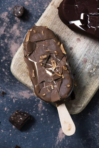 Vista Ángulo Alto Algunas Barras Helado Chocolate Una Tabla Cortar — Foto de Stock