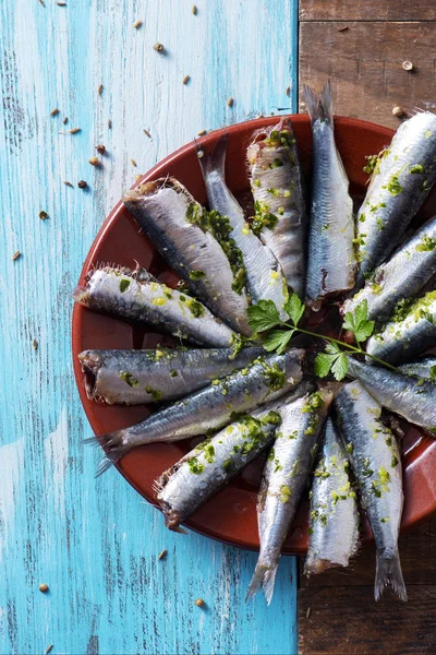 Hoge Hoekmening Van Sommige Ruwe Sardines Gemarineerd Met Olijfolie Knoflook — Stockfoto