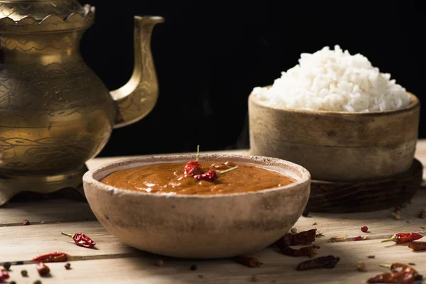 Zbliżenie Misce Kurczak Korma Curry Miseczka Gotowanego Ryżu Złotym Imbrykiem — Zdjęcie stockowe