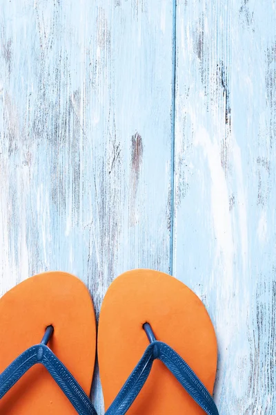 Hög Vinkel Syn Ett Par Orange Flip Flops Blå Rustika — Stockfoto