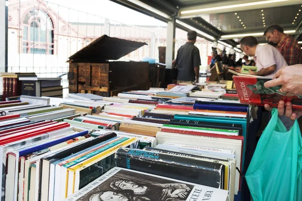 Barcelona Spanje Juli 2018 Klanten Bij Kraampjes Van Tweedehands Boekenmarkt — Stockfoto