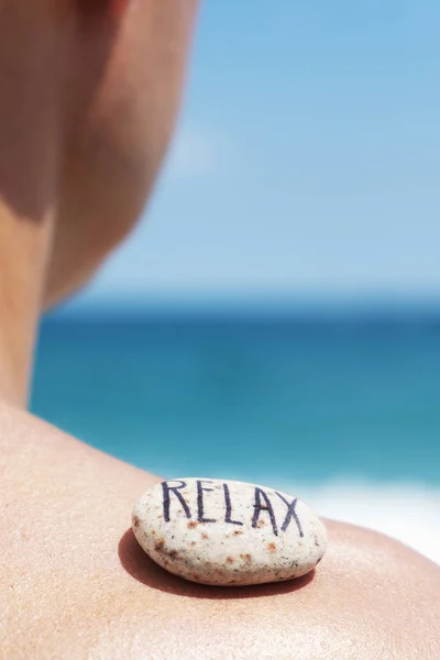 Gros Plan Jeune Homme Caucasien Derrière Sur Plage Face Océan — Photo