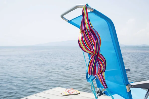 Bikini Coloré Séchant Sur Une Chaise Longue Bleue Une Paire — Photo