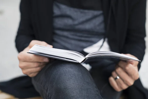 Close Jovem Caucasiano Uso Casual Lendo Livro Sentado Banco Rua — Fotografia de Stock