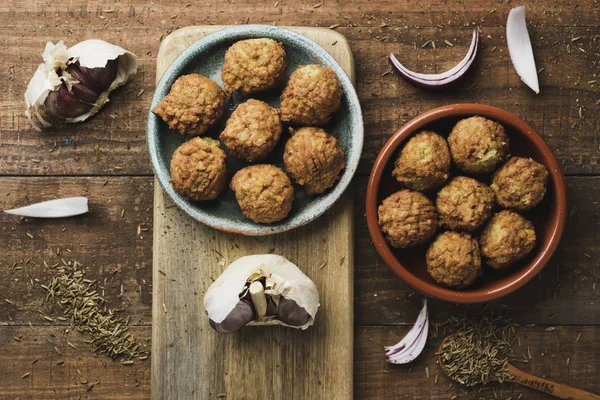 Vista Alto Ângulo Algum Falafel Servido Duas Placas Barro Diferentes — Fotografia de Stock