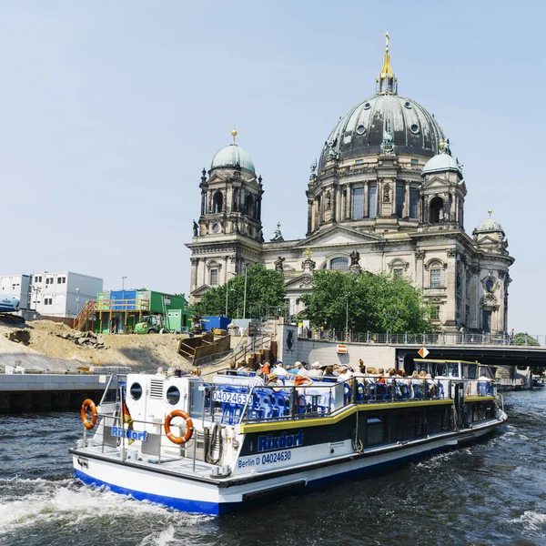 Berlin Germany May 2018 View Spree River Some Tourist Boats — Stock Photo, Image