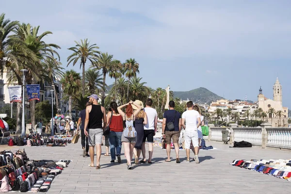 シッチェス スペイン 2018 通行人 近くの強調表示 シッチェス スペイン人気のグラシア リベラ エスプラネード私サンタ Tecla — ストック写真