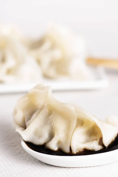 Closeup Asijské Jiaozi Nebo Gyoza Namočené Sojové Omáčce Bílé Keramické — Stock fotografie