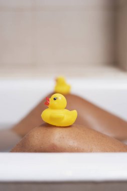 portre rahatlatıcı bazı lastik ördek dizlerinin üzerinde bulunan bir banyo küvet içinde genç bir beyaz adam bacak