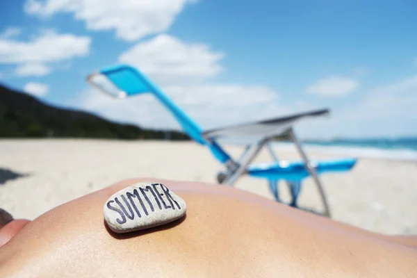 Närbild Ung Kaukasiska Man Liggande Stranden Med Sten Ryggen Med — Stockfoto