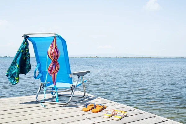 Biquíni Colorido Par Calções Banho Azuis Secando Uma Cadeira Praia — Fotografia de Stock