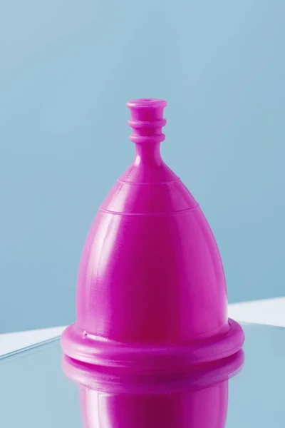 Closeup Της Πολύχρωμο Ροζ Εμμήνου Κύπελλο Μια Κατοπτρική Επιφάνεια Μπλε — Φωτογραφία Αρχείου