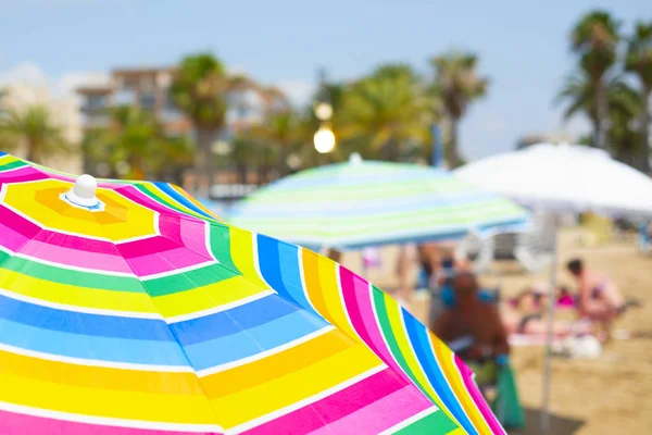 Крупный План Некоторых Красочных Зонтов Переполненном Пляже Неузнаваемыми Людьми Заднем — стоковое фото