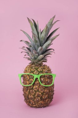 tatlı bir pembe neon yeşili lenssizfotoğrafçılığın gözlük takan bir ananas