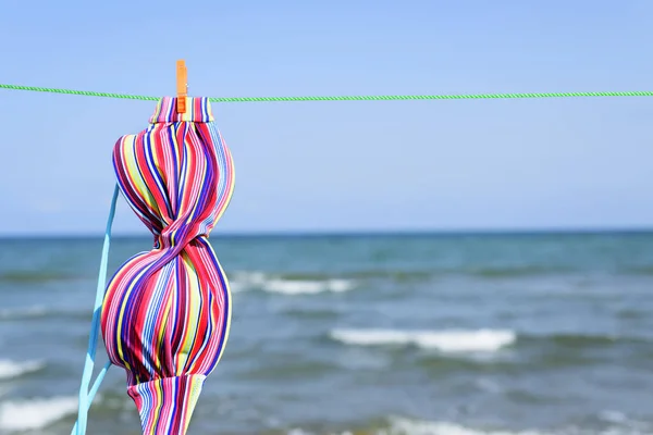 Nahaufnahme Des Bunten Oberteils Eines Bikinis Der Einer Wäscheleine Strand — Stockfoto