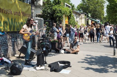 Berlin, Almanya - 27 Mayıs 2018: Street müzik gösterisi popüler Flohmarkt girişinde benim Mauerpark bit pazarı, Berlin, Almanya, her Pazar ayarla