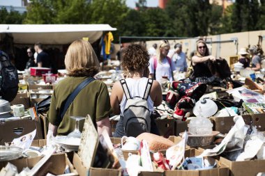 Berlin, Almanya - 27 Mayıs 2018: insanlar popüler Flohmarkt alışveriş Mauerpark bit pazarı, Berlin, Almanya, her Pazar ayarlanır kulüpler