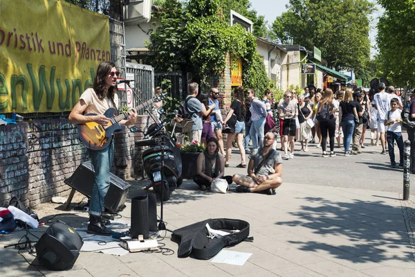 ベルリン ドイツ 2018 人気の Flohmarkt への入り口でストリート演奏午前マウアーパークの蚤の市ベルリン ドイツ 毎週日曜日に設定されています — ストック写真