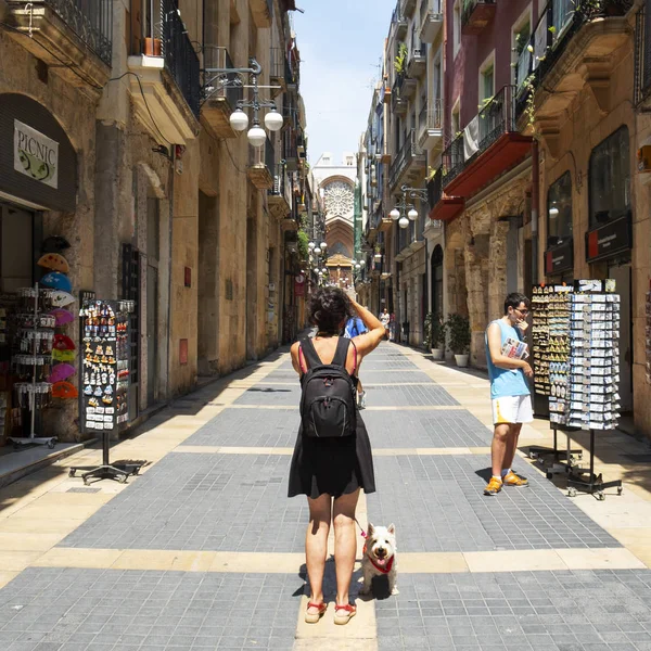 塔拉戈纳 西班牙 2018年7月28日 一个游客拍照的事业主要街道 在部分 西班牙的塔拉戈纳老城 与大教堂在背景 — 图库照片