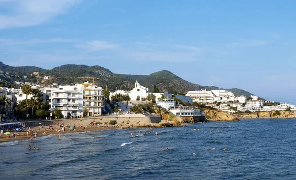 Sitges Hiszpania Lipca 2018 Widok Plaży Sant Sebastia Sitges Hiszpania — Zdjęcie stockowe