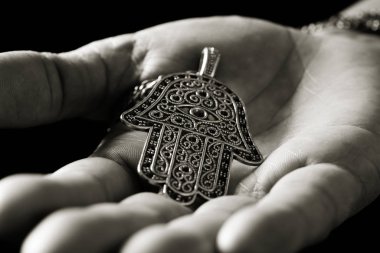 fatima'nın el veya mary, yandan genç bir adam, siyah beyaz elin avuç da bilinen eski bir hamsa muska closeup