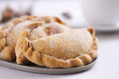 Bazı pastissets, Katalonya, İspanya, tipik hamur işleri closeup balkabağı, tatlı patates veya bir küme tabloda elma reçel dolu