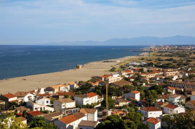 Leucate Plage plaj ve Akdeniz'in sol ile Leucate, Fransa ' nın Falaise bölgesinin bir havadan görünümü