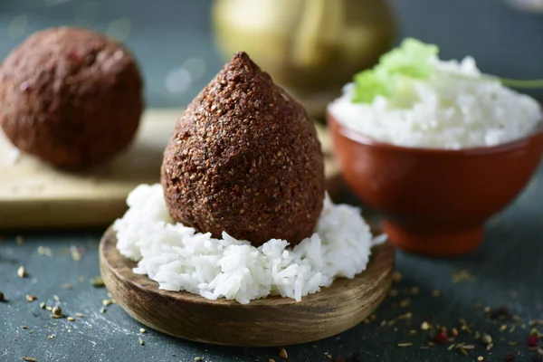 Kibbeh Piatto Levantino Una Ciotola Terracotta Con Riso Tavolo Legno — Foto Stock