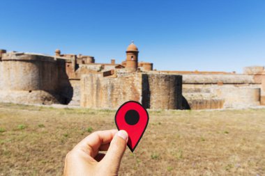 kırmızı konum işaretçisi 15 yüzyılda Fransız devlet mülkiyeti Salses-le-Chateau, Fransa, kale Fort de Salses, önünde beyaz bir adamla closeup