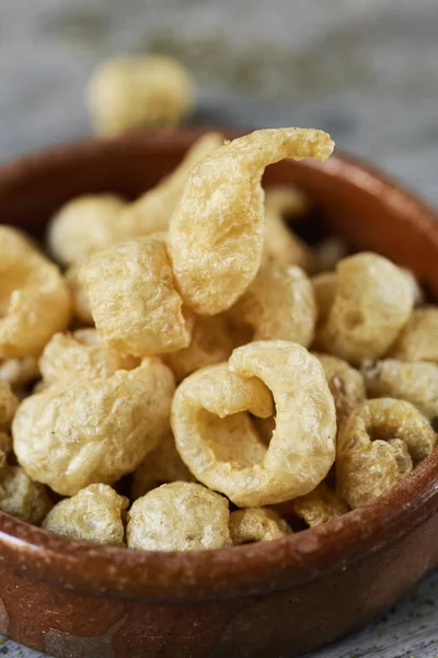 Närbild Brun Keramik Skål Med Fläsk Rinds Grå Rustika Träbord — Stockfoto