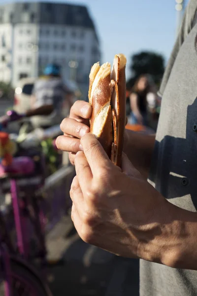 Primo Piano Uomo Caucasico Indossa Una Shirt Mangia Panino Prosciutto — Foto Stock