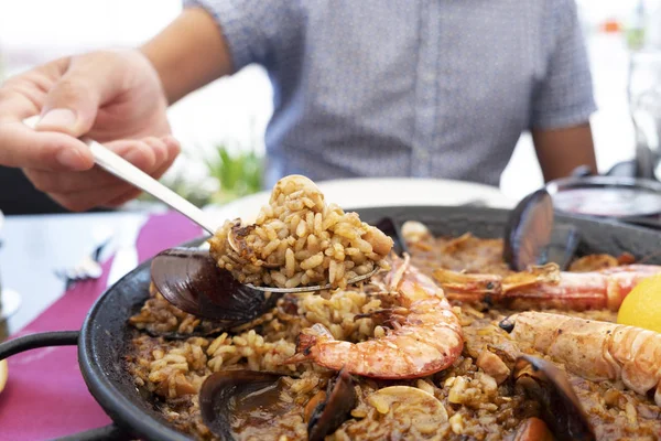 Paellera 빠에야 식사를 테이블에 배치에서 전형적인 스페인 해산물 리아의 — 스톡 사진