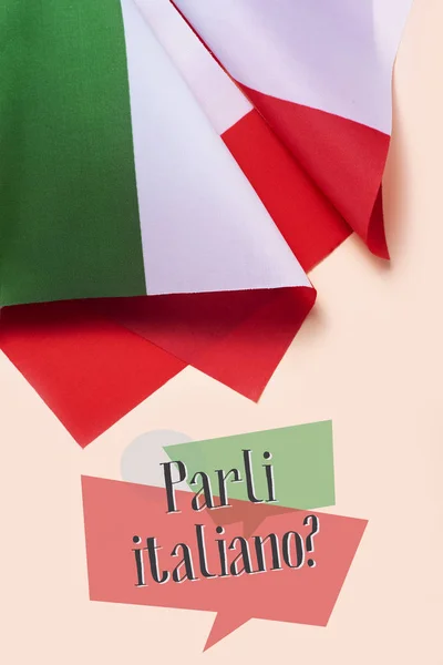 意大利的一些旗帜和问题 Parli 意大利 你会说意大利语吗 写在意大利 粉红色背景 — 图库照片