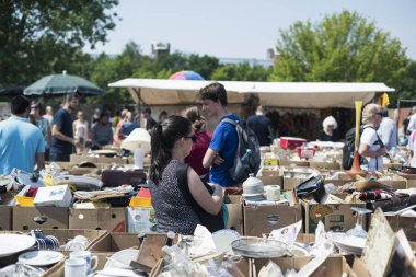 Berlin, Almanya - 27 Mayıs 2018: insanlar popüler Flohmarkt alışveriş Mauerpark bit pazarı, Berlin, Almanya, her Pazar ayarlanır kulüpler