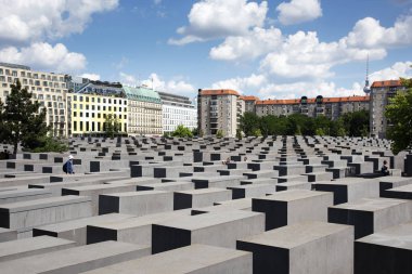 Berlin, Almanya - 25 Mayıs 2018: Memorial ziyaretçilere öldürüldü Avrupa Yahudilerinden bahsediyorum, olarak da bilinen Holocaust Memorial, Berlin, Almanya