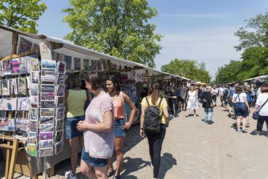 Berlin, Almanya - 27 Mayıs 2018: insanlar popüler Flohmarkt alışveriş Mauerpark bit pazarı, Berlin, Almanya, her Pazar ayarlanır kulüpler