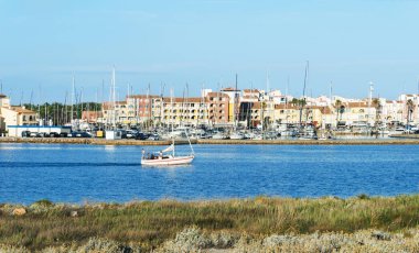 Leucate, Fransa - 24 Haziran 2018: Bağlantı noktası-Leucate, Leucate, Fransa, Yat Limanı Akdeniz'in sularına ve Etang de Leucate lagün arasındaki üzerinden bir görünüm