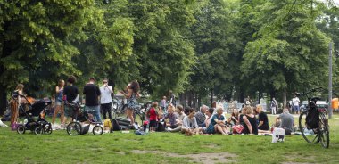 Berlin, Almanya - 25 Mayıs 2018: Berlin, Almanya, Monbijou Park'ta Mitte bölgesinde popüler bir kamu park zevk insanlar