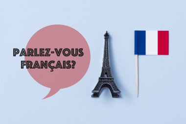 bir minyatür Eyfel Kulesi, Fransa ve soru parlez-vous francaise bayrağı, Fransızca biliyor musun? Fransızca olarak yazılmış bir off-beyaz arka planı