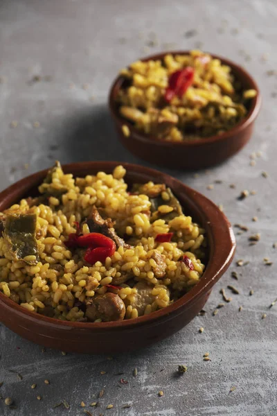 Nahaufnahme Einer Braunen Tonschüssel Mit Typisch Spanischer Paella Valenciana Auf — Stockfoto