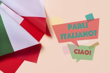 İtalya ve soru parli italiano bazı bayraklar? İtalyanca biliyor musun? İtalyanca olarak, pembe bir arka plan üzerinde yazılı