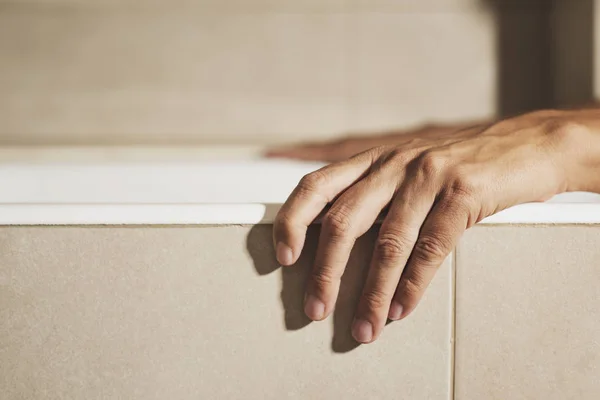 Closeup Hand Young Caucasian Man Side White Bathtub While Taking — Stock Photo, Image